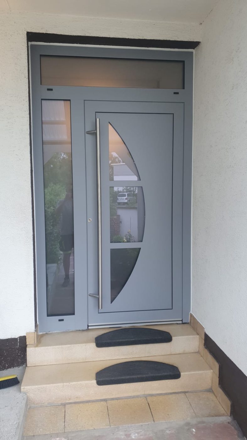 Haustür mit Glas-Seitenteil – Referenz von WB Bauelemente